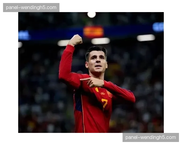 场边花絮：小球迷冲入场内拥抱偶像莫拉塔，随后被安保带离